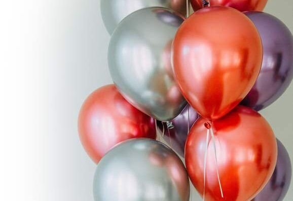 Globos de colores celebrando la canción original de Cumpleaños Feliz